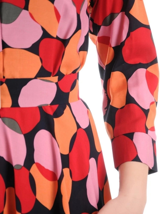 Czerwona sukienka rozkloszowana midi w print – modelujący pasek i rękaw 3/4 35312