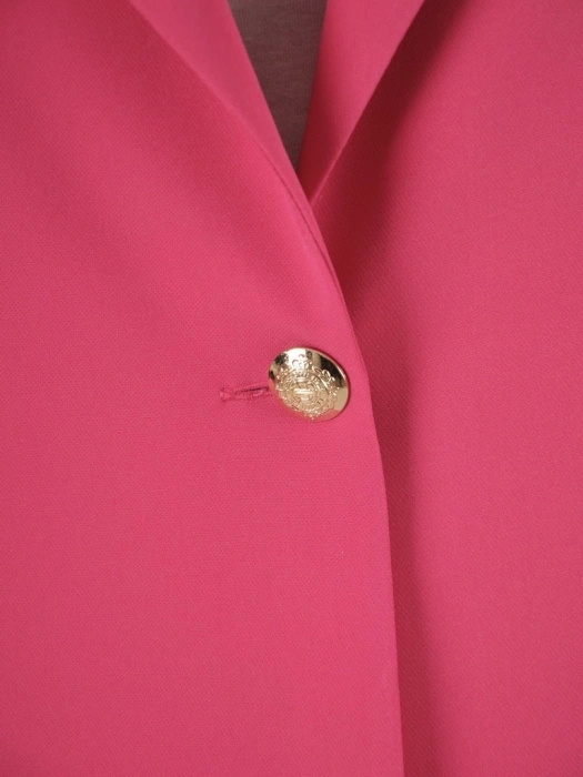 Elegancki garnitur damski na wesele amarantowy – prosta kamizelka i luźne spodnie wysmuklające sylwetkę 36317