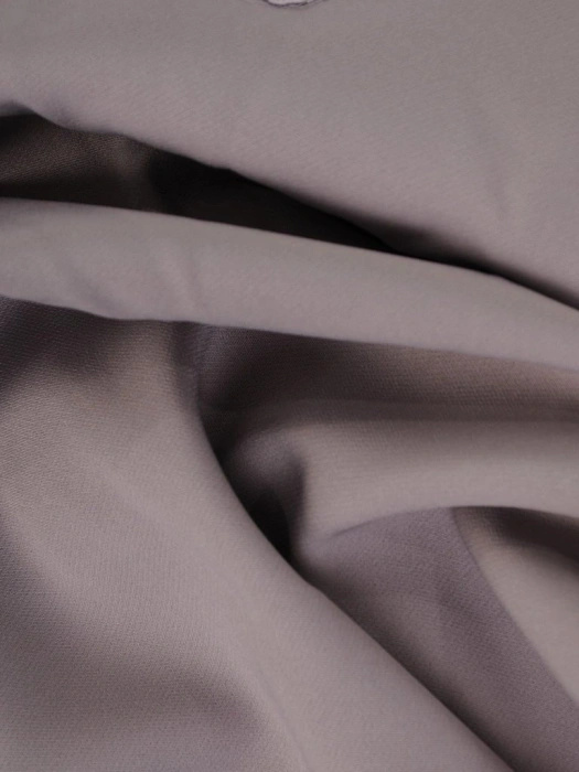 Szara sukienka wieczorowa o prostym kroju z koronką – subtelny blask i fason modelujący figurę 25188