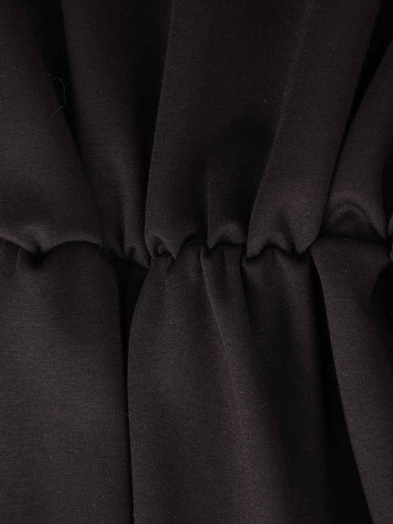 Elegancki czarny kombinezon z paskiem – wyszczuplający nogi fason z luźną górą 41266