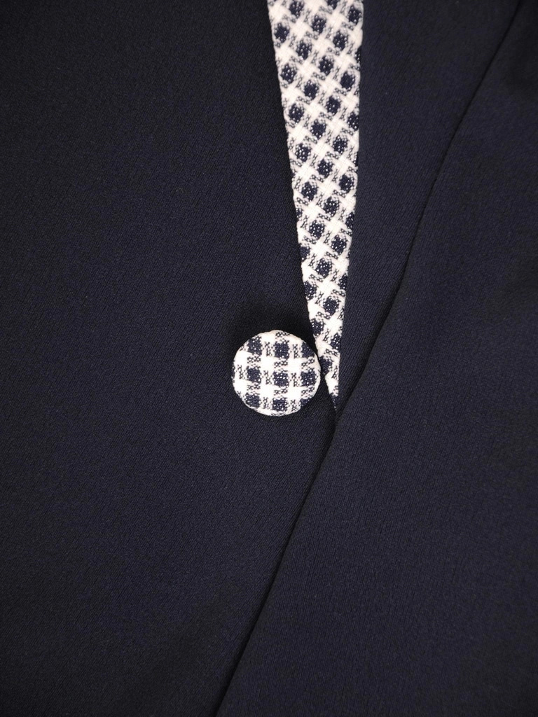 Granatowa sukienka rozkloszowana z rękawem 3/4 i kołnierzem – szykowny fason akcentujący talię 33873