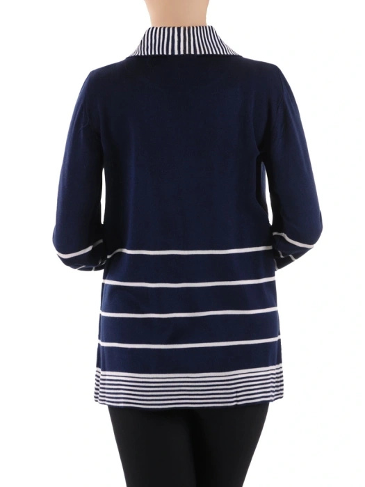 Granatowy sweter damski w paski o prostym kroju – praktyczny model 2w1 tuszujący biodra 38676