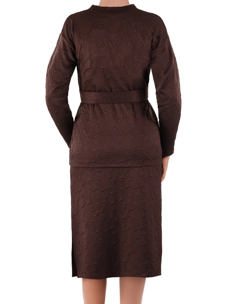 Brązowy komplet plus size z bluzką V-neck i midi spódnicą – ponadczasowy krój, który wysmukla sylwetkę 40778