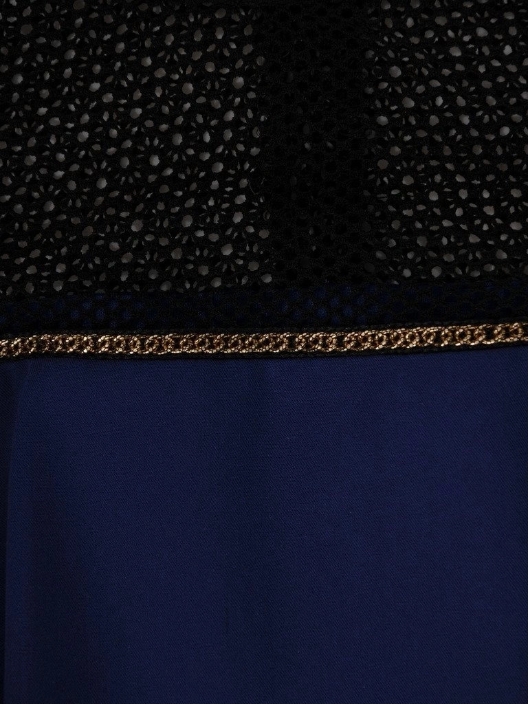 Elegancka prosta sukienka chabrowa na wesele i andrzejki – biżuteryjny akcent pięknie modelujący figurę 8750