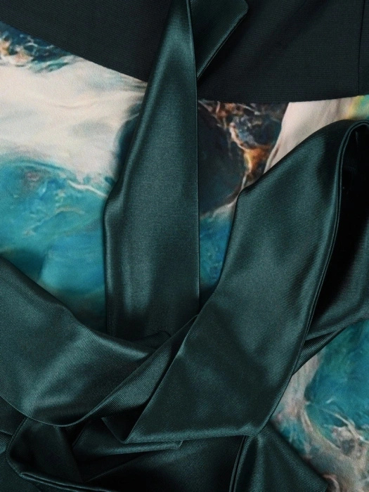 Sukienka rozkloszowana maxi w butelkowej zieleni – elegancki fason modelujący talię 40502
