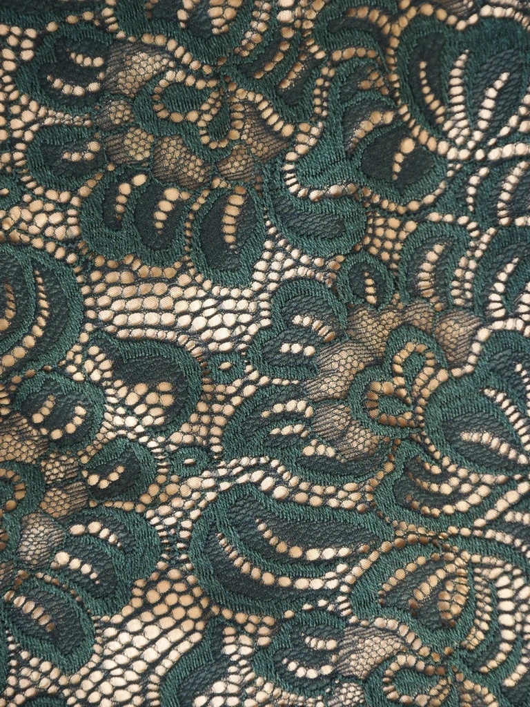 Butelkowozielona sukienka wieczorowa na andrzejki i święta – prosty krój z ozdobną falbaną 34558