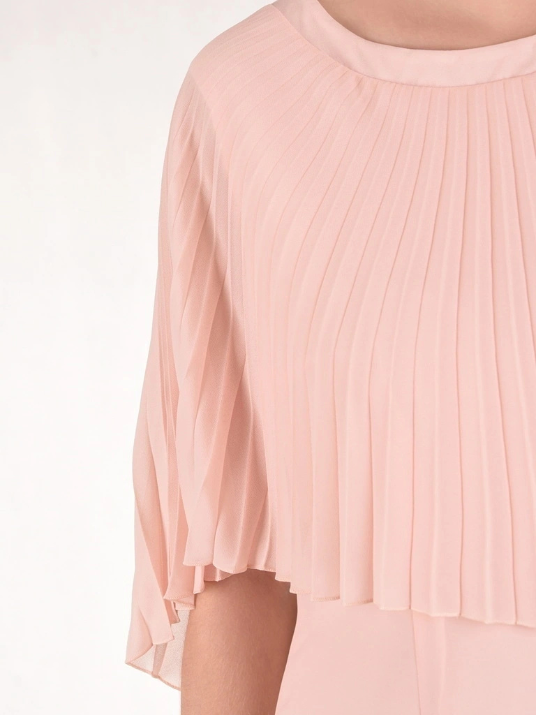 Elegancka sukienka wizytowa w pudrowym różu – prosty fason z warstwową narzutką 26407
