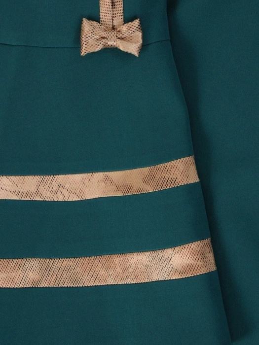 Szmaragdowa sukienka wizytowa o prostym kroju – ozdobne rękawy z rozcięciem i kokardą 23833