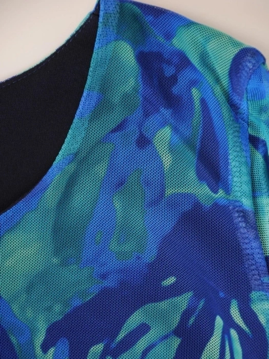 Elegancka sukienka trapezowa midi w zielono-granatowy print – fason tuszujący biodra z mankietami 38365
