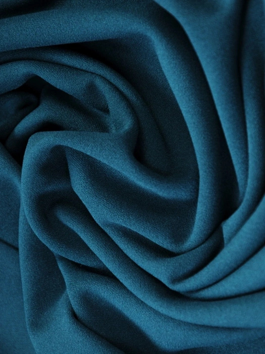 Elegancka sukienka midi w kolorze morskim – prosty krój maskujący biodra z ozdobnym detalem 35276