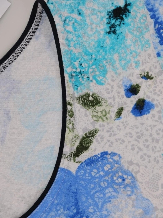 Elegancka bluzka damska w kwiaty o prostym fasonie – kobiecy model z wiskozy maskujący niedoskonałości 6737