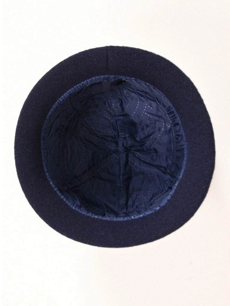 Elegancki granatowy kapelusz damski cloche – ozdobny kwiat i regulacja obwodu na zimę 42384