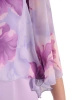 Elegancka liliowa sukienka wizytowa w kwiaty – prosty fason z wysmuklającymi zaszewkami 37974