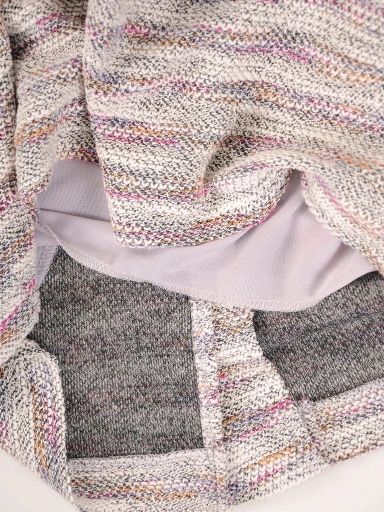 Wzorzysta sukienka midi z rękawem 3/4 – prosty fason z eleganckim kominem 38799