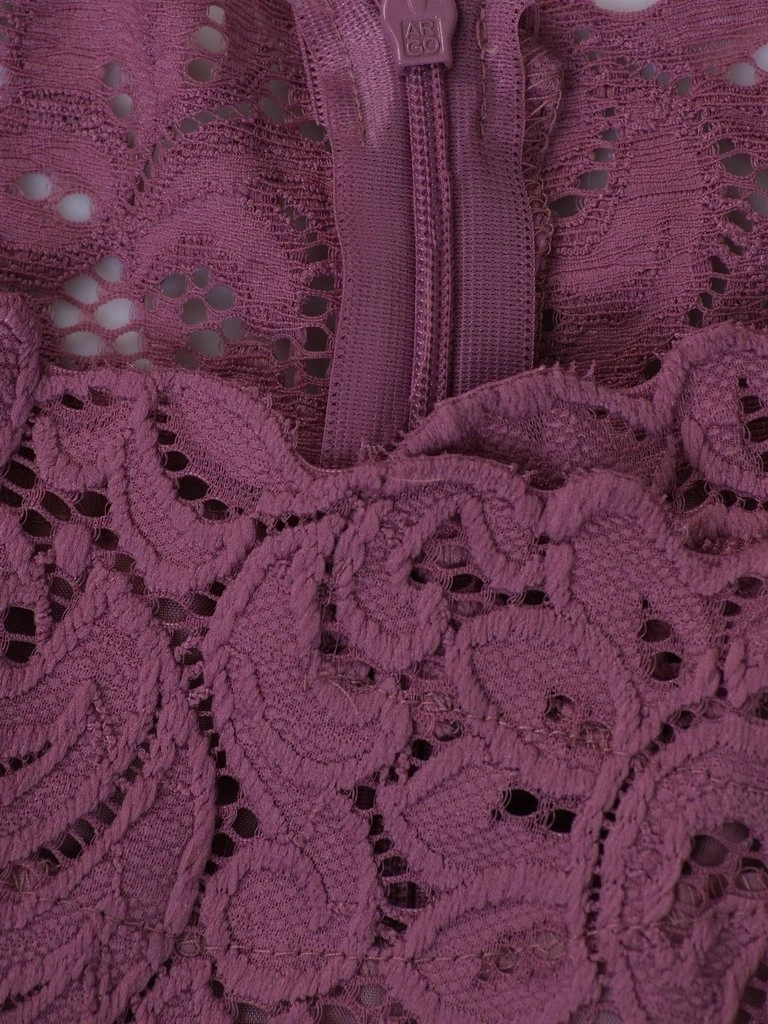 Elegancka rozkloszowana sukienka na wesele w odcieniu wrzosu – kobieca koronka i fason maskujący biodra 14668