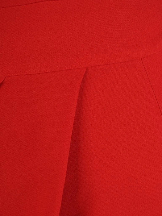 Elegancka czerwona sukienka ołówkowa midi z rękawem 3/4 – pionowe zaszewki optycznie wysmuklające postać 19334