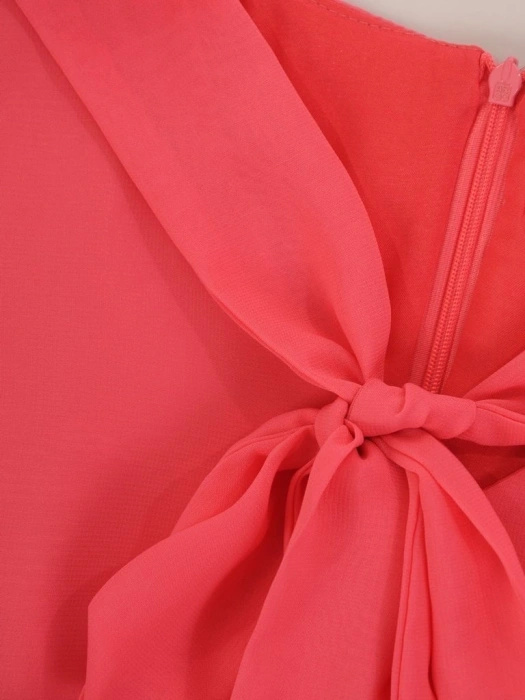 Elegancka koralowa sukienka trapezowa do kolan – lekki krój z ozdobnym wiązaniem przy dekolcie 26455