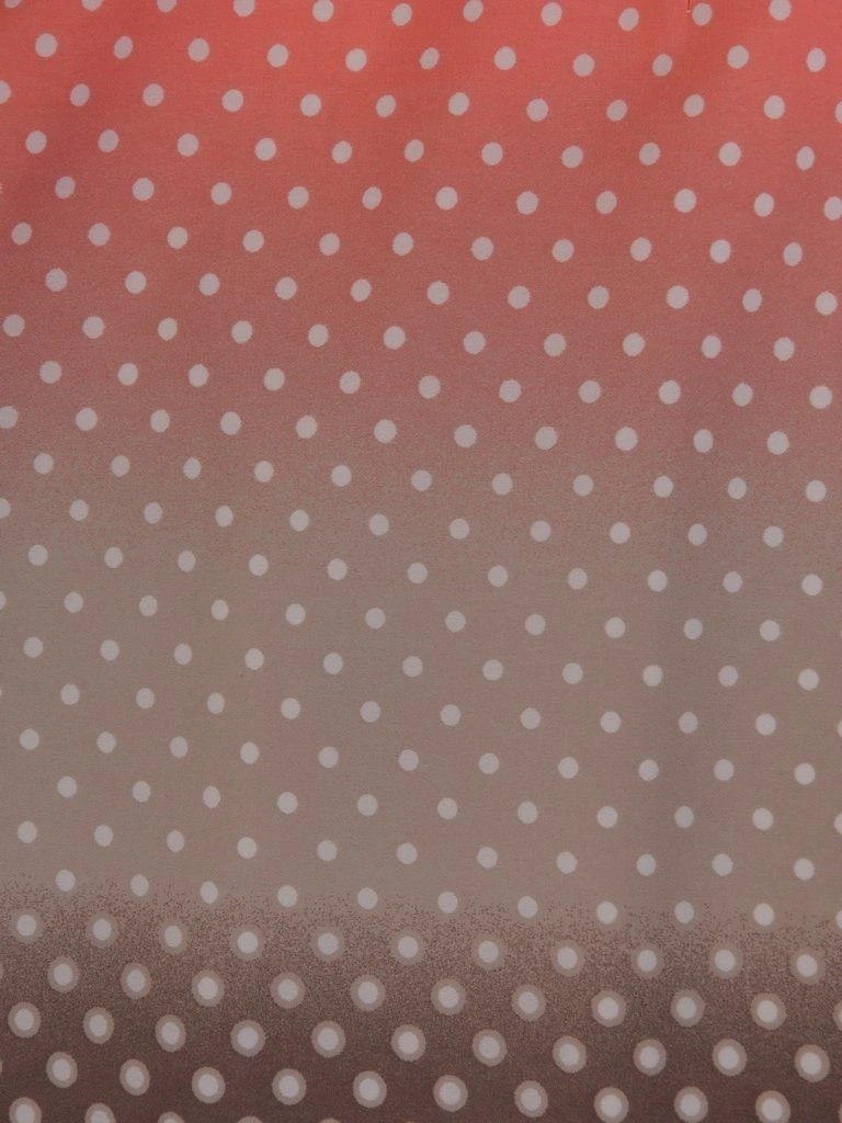 Wizytowa sukienka midi w grochy o prostym kroju – kobiecy fason z ozdobnym kołnierzem 3942
