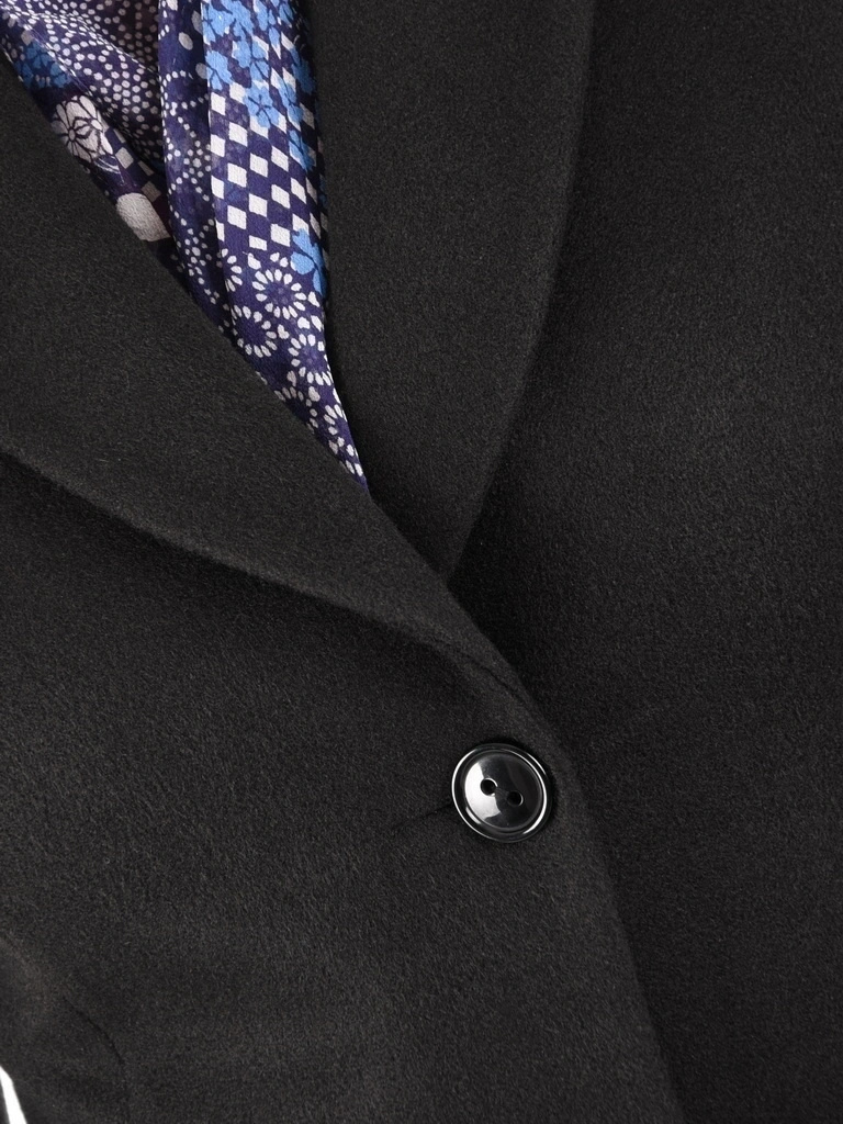 Elegancki czarny płaszcz damski z klapami – klasyczny fason zapinany na guziki idealny na jesień 27776
