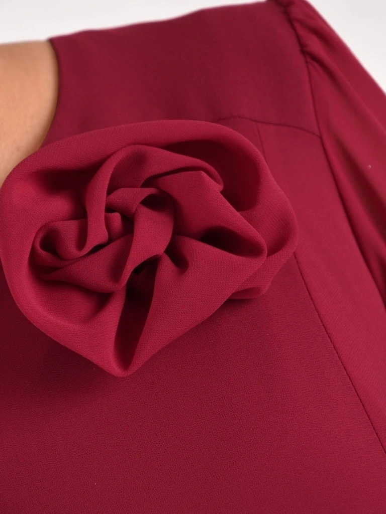 Elegancka sukienka rozkloszowana maxi w kolorze bordo – zwiewny krój z paskiem modelującym talię 41030