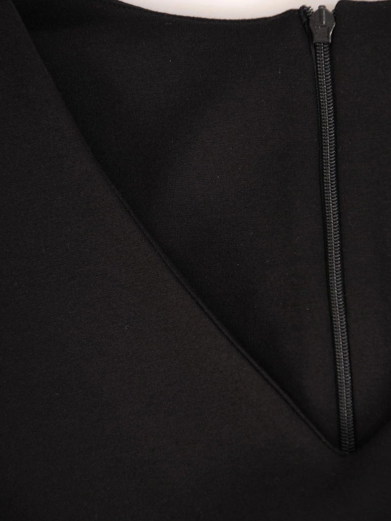 Wizytowa sukienka dzianinowa o prostym kroju – elegancki model z długim rękawem i mankietami 27739