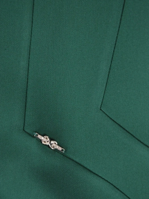 Elegancka zielona sukienka o prostym kroju – kobiecy dekolt i modelujące przeszycia 37328