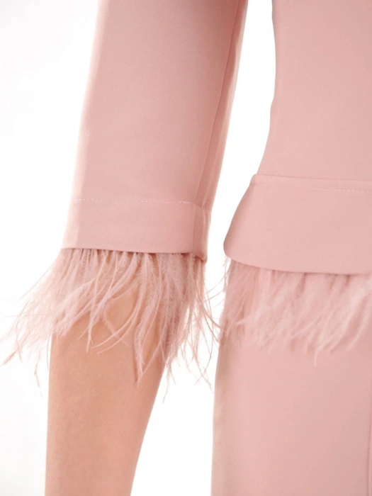 Elegancka sukienka wizytowa midi pudrowy róż – prosty fason z piórkami modelujący sylwetkę 35670