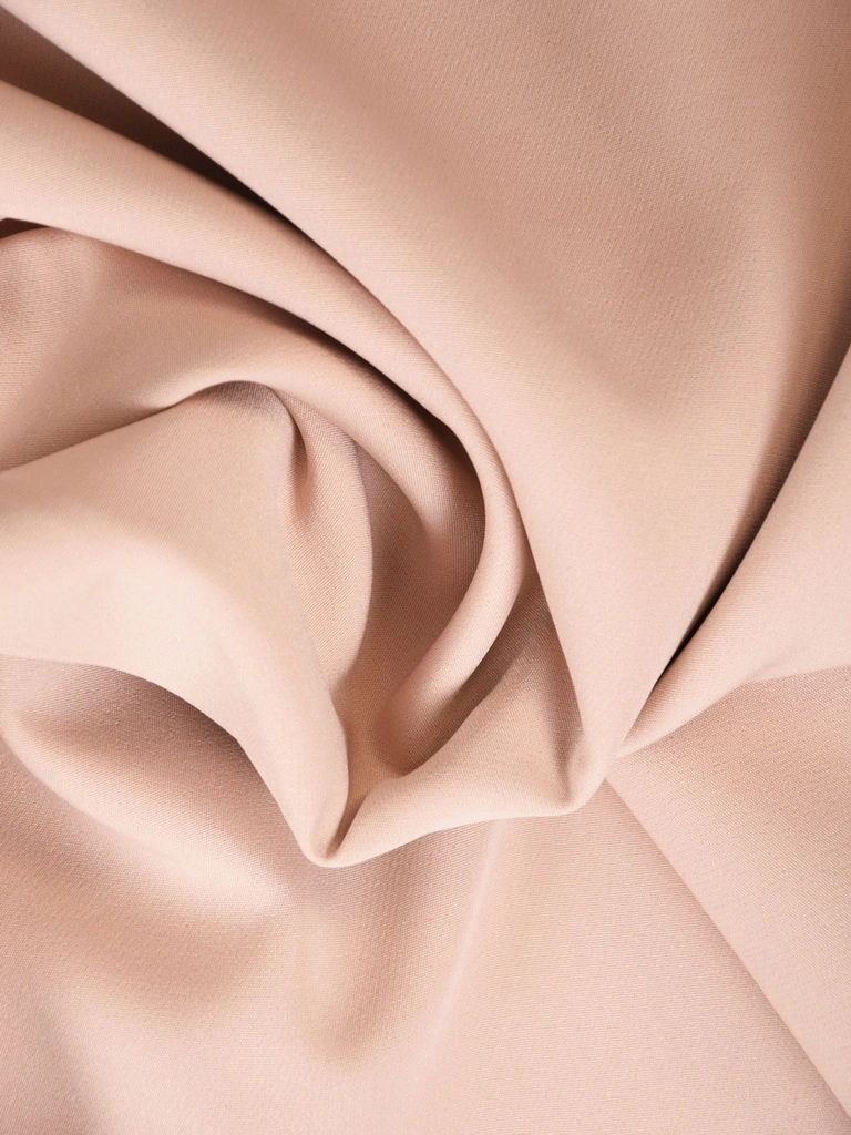 Elegancka beżowa sukienka do kolan o prostym fasonie – kopertowy dekolt i łańcuszek w pasie 33670