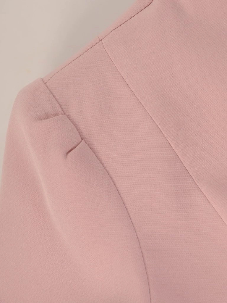 Klasyczny żakiet damski w pudrowym różu ze stójką – taliowany krój wysmuklający sylwetkę 28429