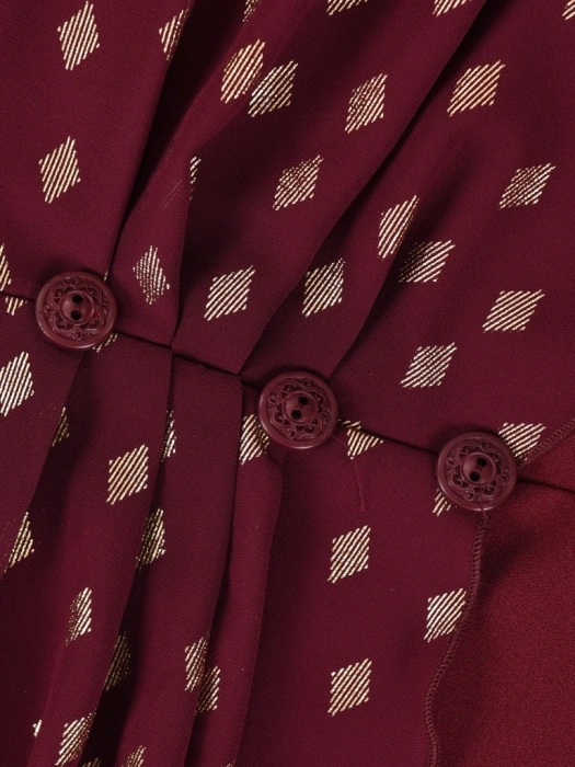 Elegancka bordowa sukienka na święta i andrzejki o prostym kroju – wysmuklający fason z baskinką 40392