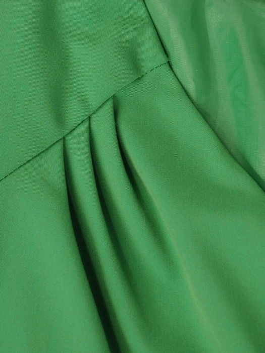 Elegancka zielona sukienka kopertowa midi – modelujący sylwetkę fason z marszczeniem 5860