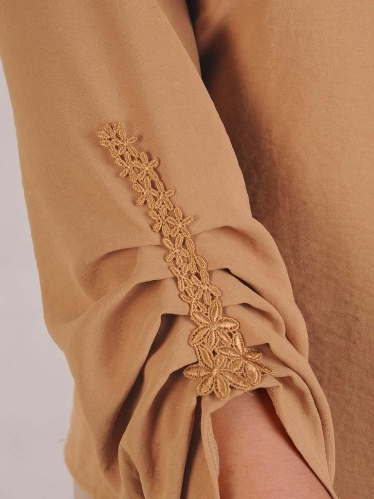 Elegancka beżowa bluzka wizytowa – prosty krój z dekoltem w serek i koronką 28110