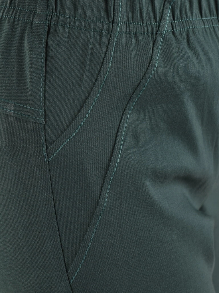 Eleganckie zielone spodnie damskie o prostym kroju – wygodna gumka w pasie i wysmuklający fason 34867