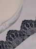Elegancka szara sukienka wizytowa z koronką i dekoltem łódka – prosty fason optycznie wysmuklający 26318