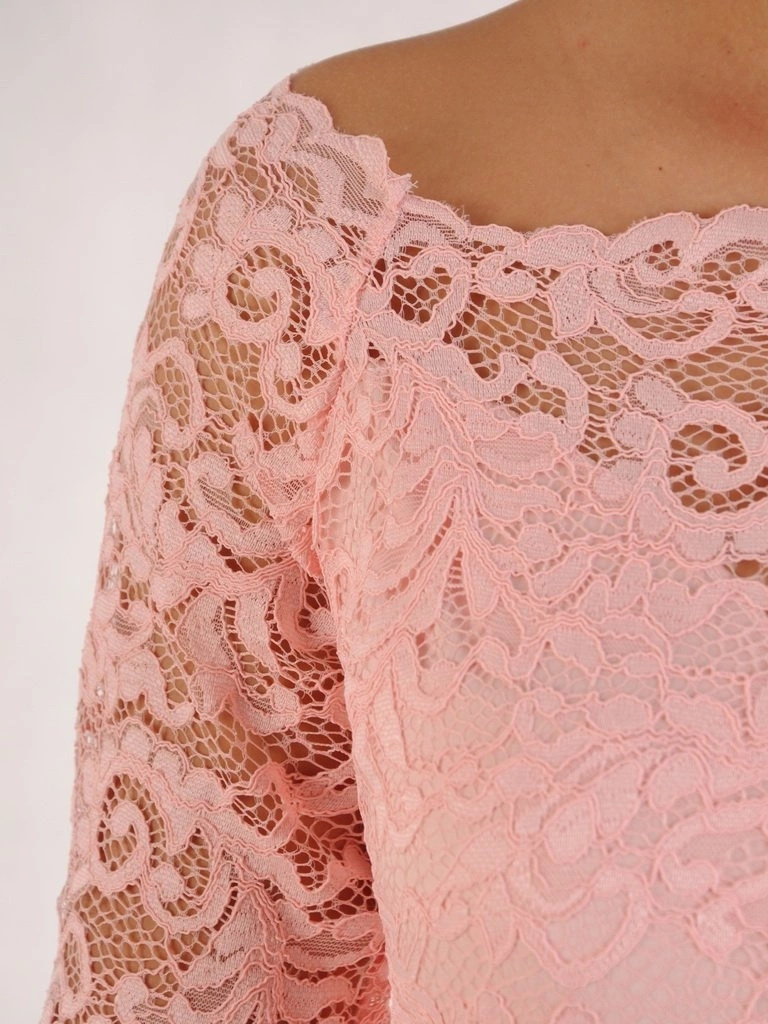 Elegancka suknia wieczorowa w pudrowym różu maxi – rozkloszowany fason z efektownym rozcięciem 22924
