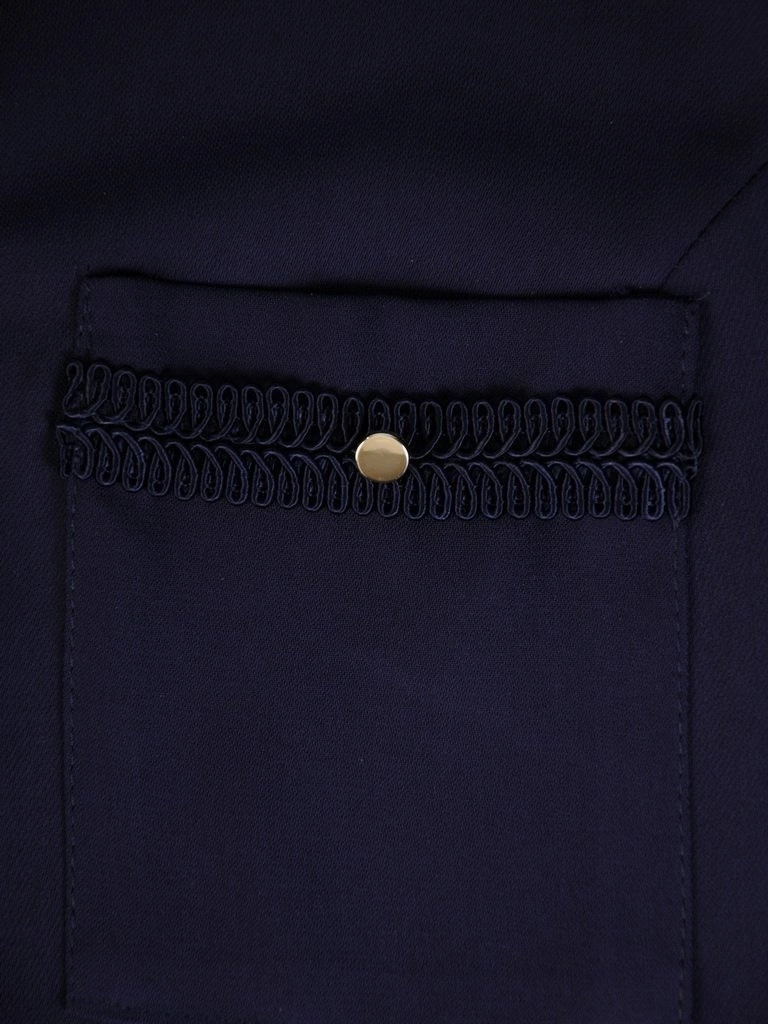 Elegancka granatowa koszula damska o prostym kroju – stylowy model z kieszeniami do biura 28022