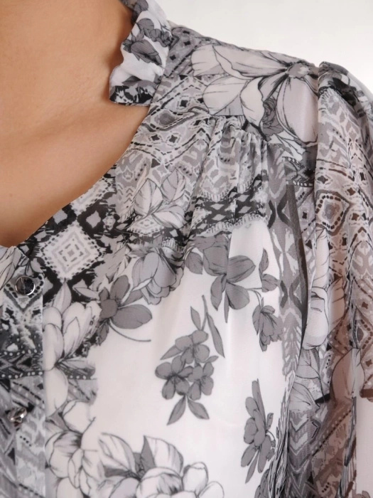 Zielona sukienka letnia w kwiaty z bufiastym rękawem – rozkloszowany fason midi akcentujący talię 25670