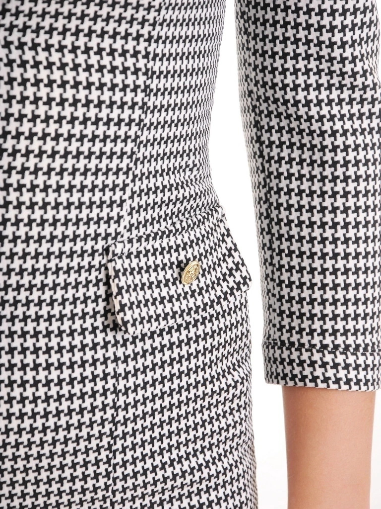Elegancka sukienka biurowa midi w kontrastowy wzór – prosty fason z ozdobnymi patkami 33272