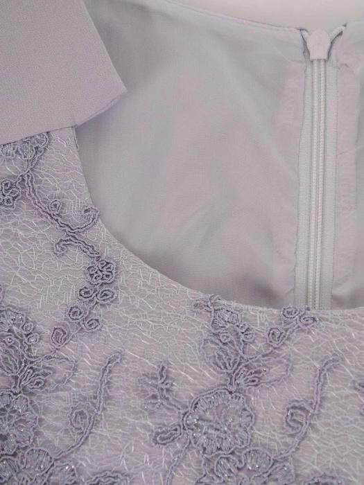Szara prosta sukienka midi z koronką na wesele i święta – modelująca sylwetkę baskinka 17076