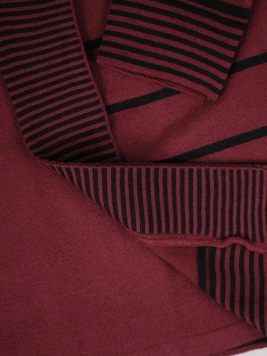 Bordowo-czarny sweter damski w paski o prostym kroju – warstwowy model wysmuklający sylwetkę 38964