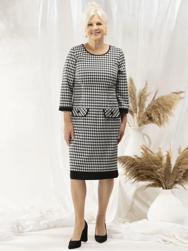 Elegancka czarno-biała sukienka w pepitkę – prosty fason z ozdobnymi patkami do biura 31078