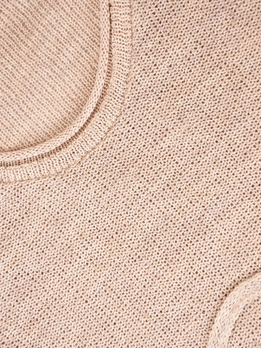 Beżowy sweter damski w kwiaty o prostym kroju – komfortowy fason z rozcięciami po bokach 40826