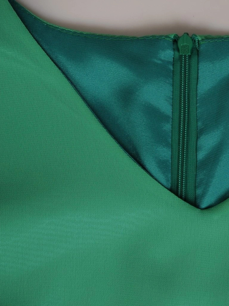 Zielona sukienka trapezowa midi z rozciętymi rękawami – swobodny fason maskujący biodra 19782