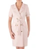 Beżowa sukienka o prostym kroju z paskiem – kopertowy dekolt i ozdobne guziki 38298