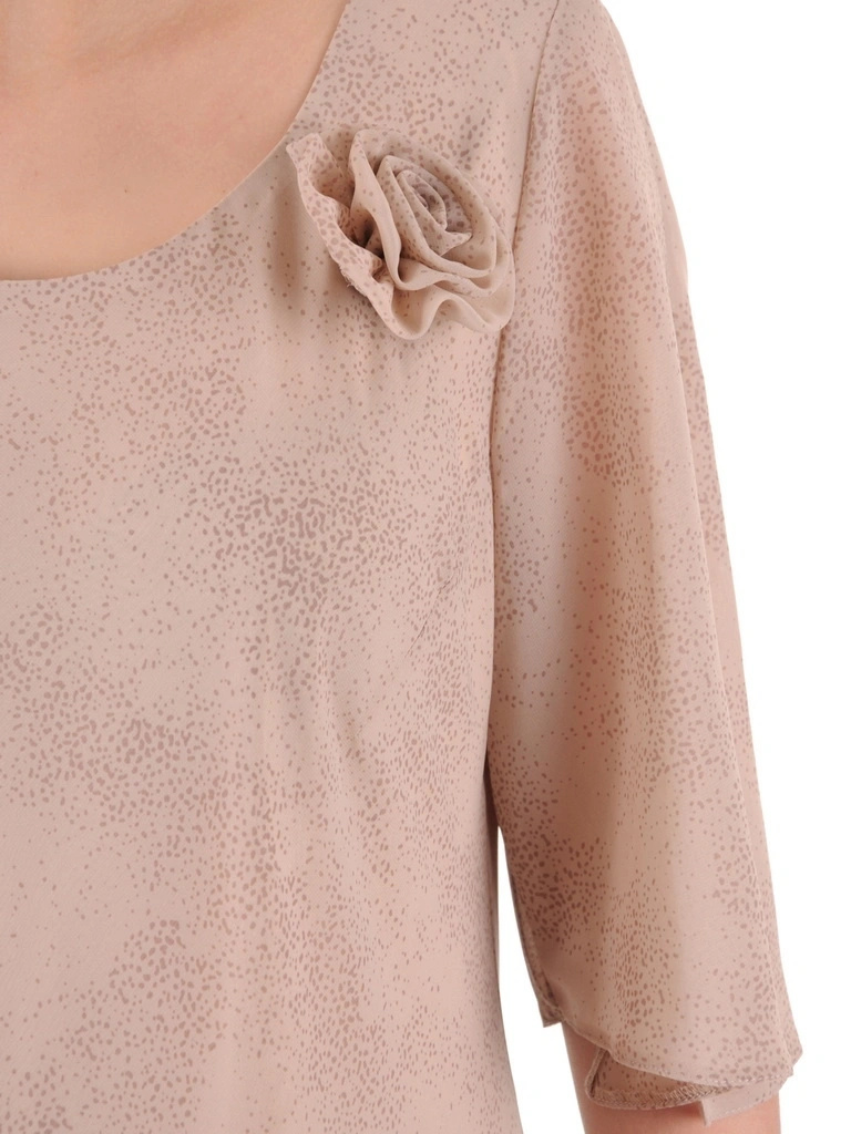 Prosta sukienka maxi w kolorze cappuccino – lekki fason z ozdobnym kwiatem na lato 39582