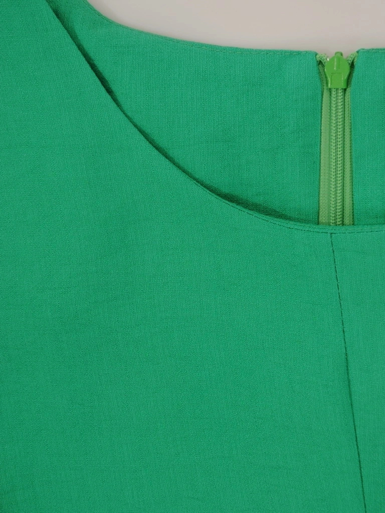 Elegancka sukienka trapezowa midi w odcieniu zieleni – tuszujący biodra fason do pracy i na co dzień 33730