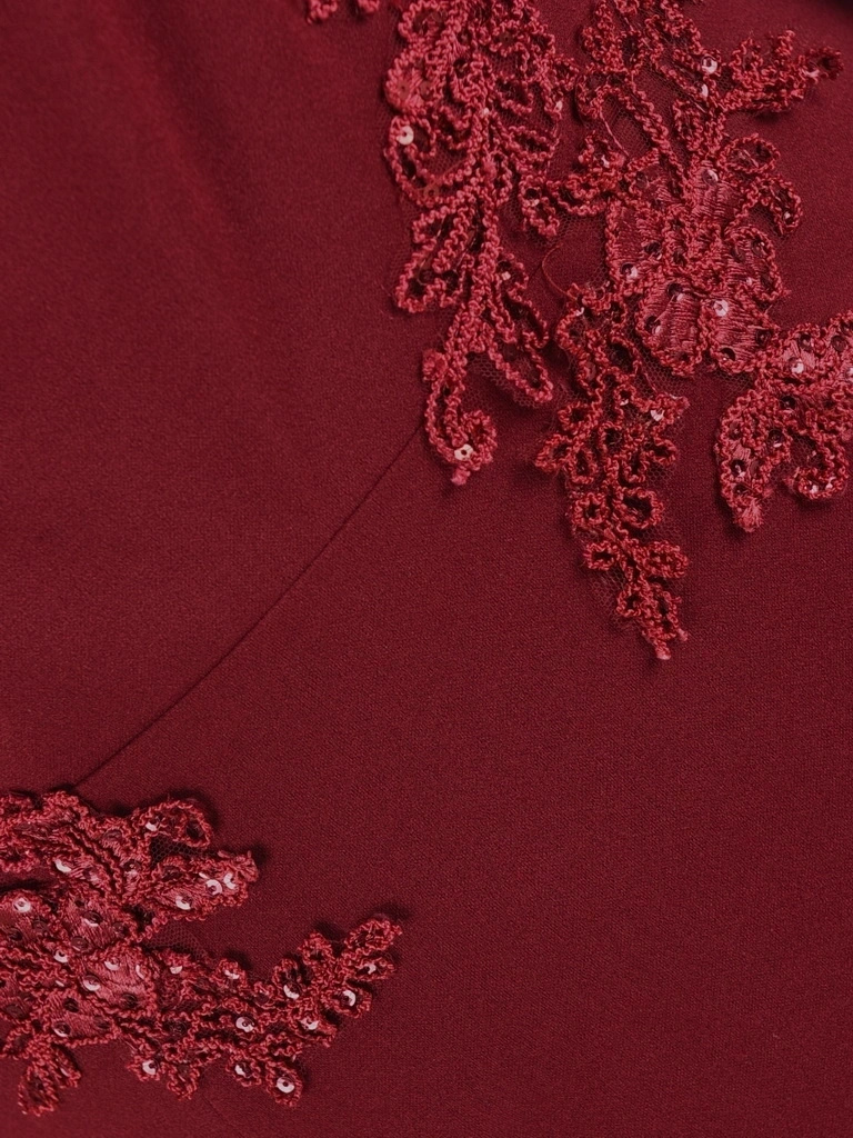 Elegancka bordowa sukienka na andrzejki i święta o prostym kroju – koronkowe wstawki modelujące sylwetkę 24196