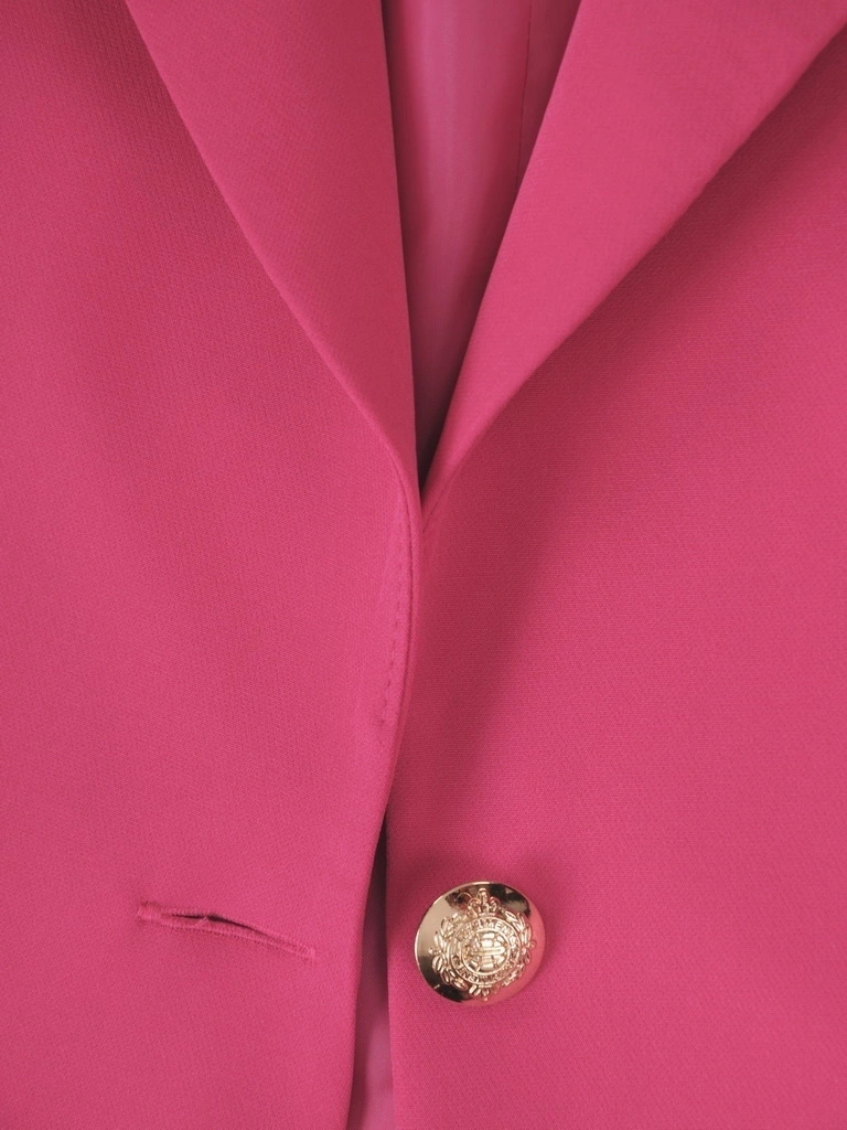 Elegancki garnitur damski na wesele amarantowy – prosta kamizelka i luźne spodnie wysmuklające sylwetkę 36317