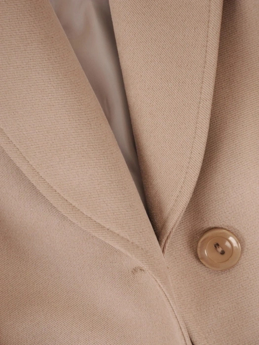 Elegancki ciemnobeżowy płaszcz jesienny – klasyczny fason w prążki z kołnierzem 41313