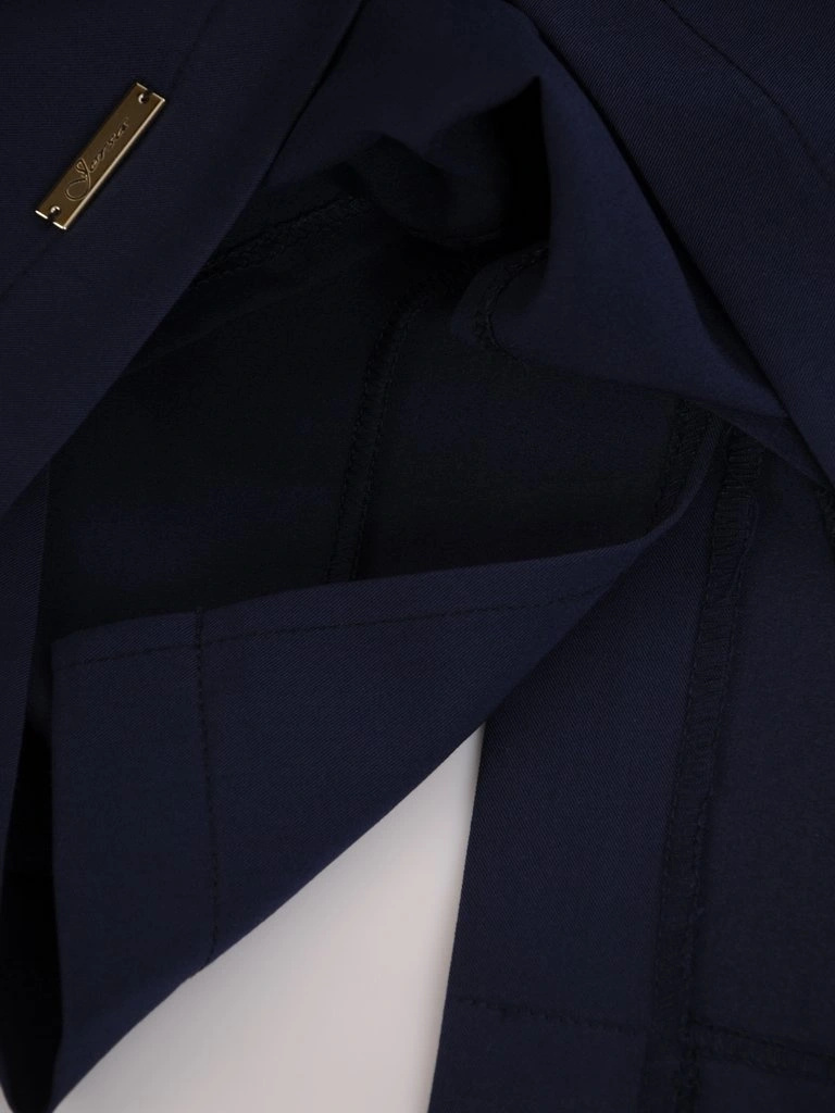 Elegancka granatowa sukienka prosta do kolan – wyszczuplające przeszycia i dekolt łódka 8572